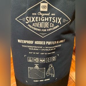 NWT 686 waterproof hooded puffer blanket